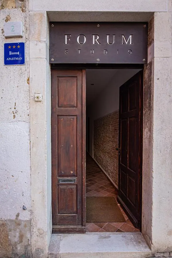 Apartments Forum بولا