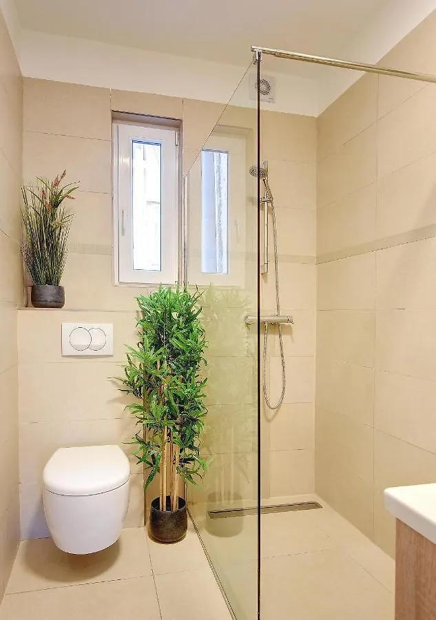 Apartments Forum بولا