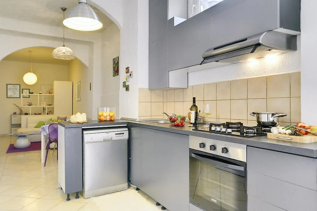 Apartments Forum بولا