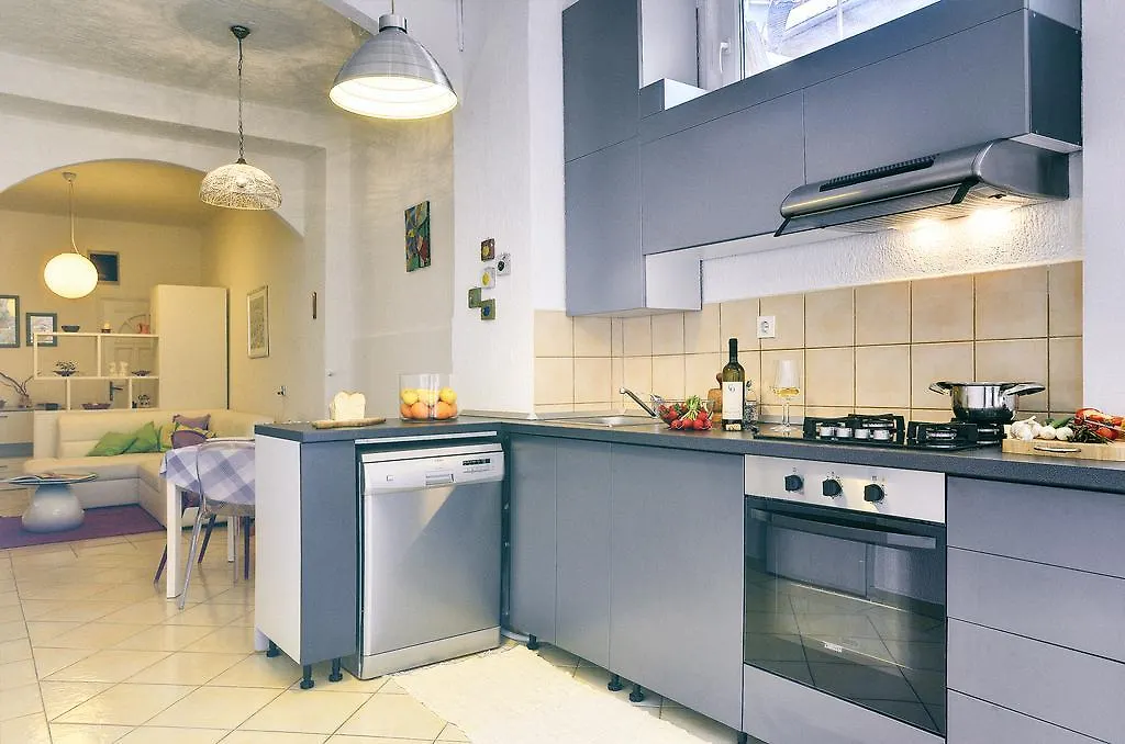 Apartments Forum بولا