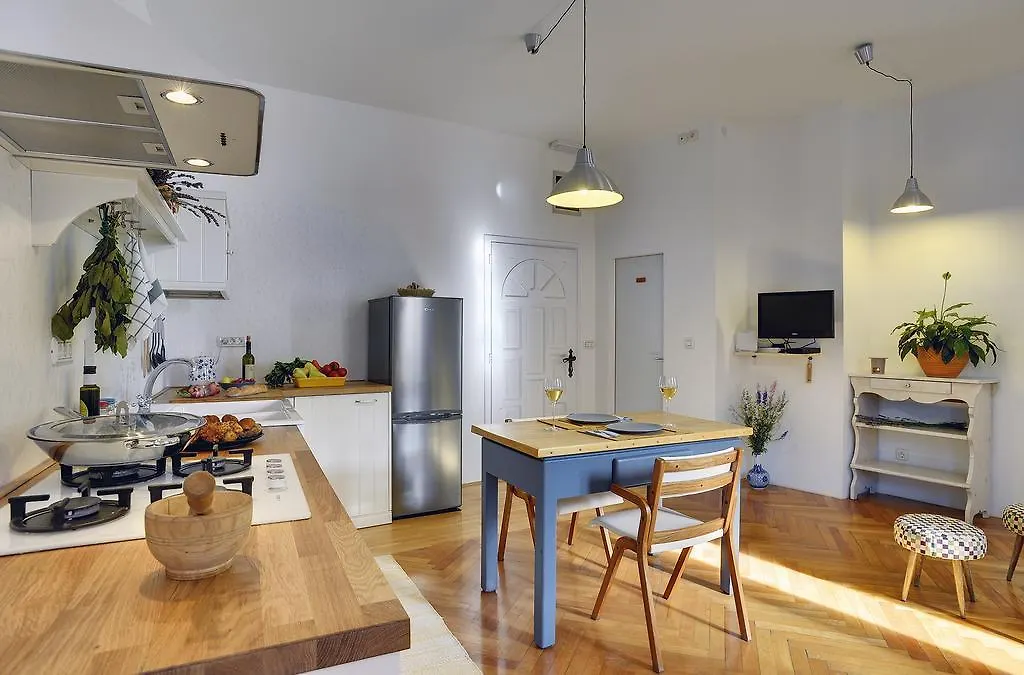 Apartments Forum بولا