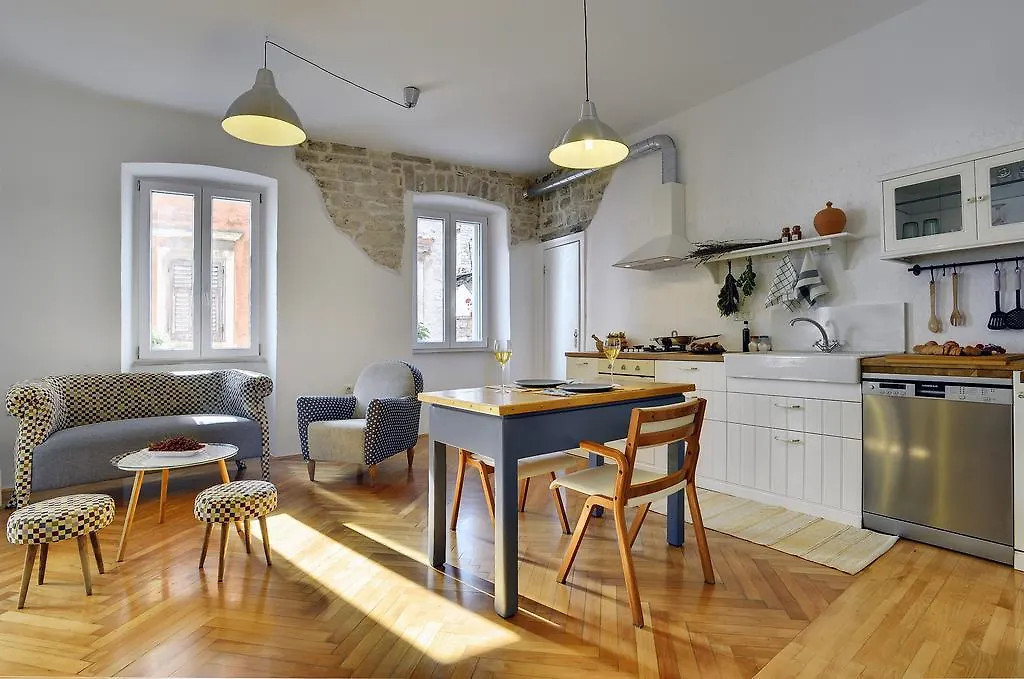Apartments Forum بولا