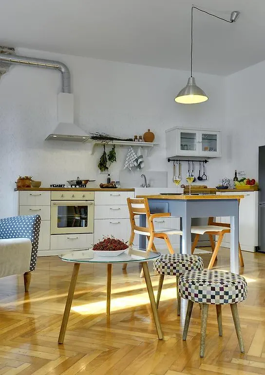 Apartments Forum بولا